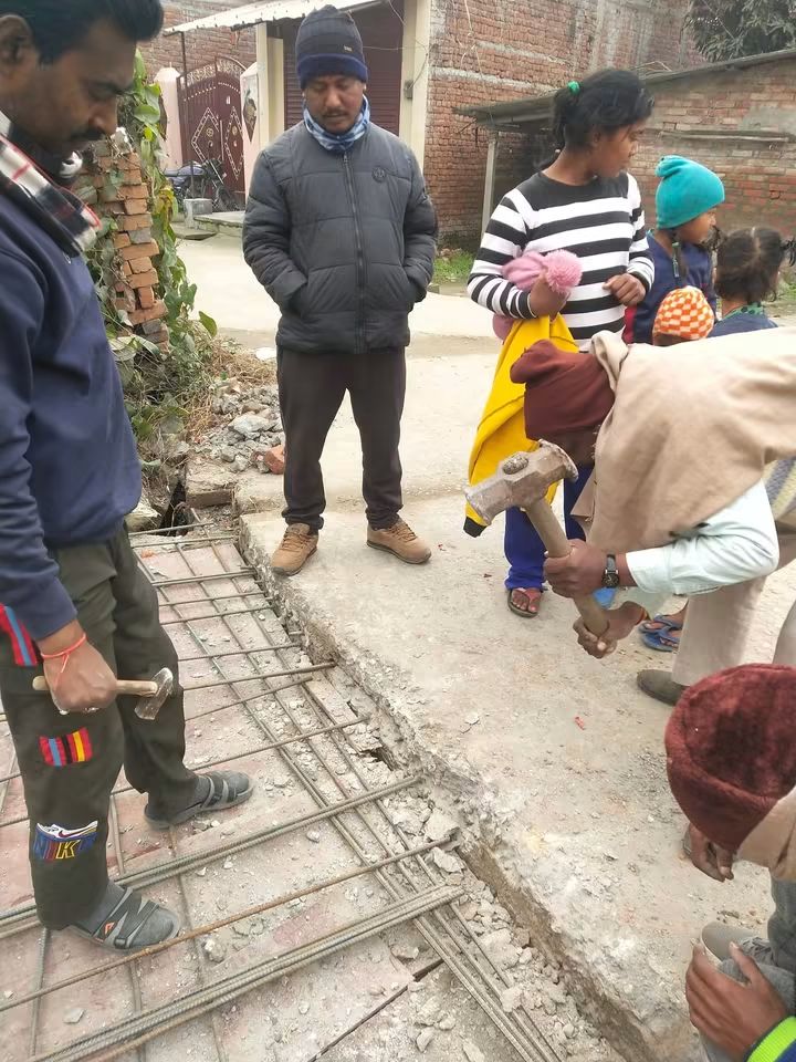 नाली अथवा सड़क निर्माण का संबंधित दृश्य; विशिष्ट स्थान की पुष्टि नहीं