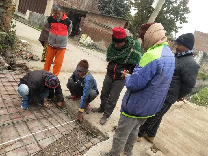 वार्ड में सड़क निर्माण कार्य का दृश्य